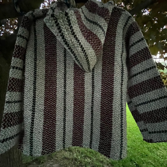 says XS but fits like a medium, sleeves are a little short - Picture 4 of 6